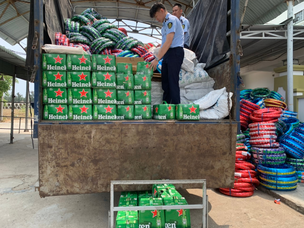Bắt giữ xe tải chở gần 1.900 chai bia Heniken nghi nhập lậu